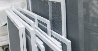 Москитные сетки на пластиковые окна Ломоносов купить по цене от 939 руб.